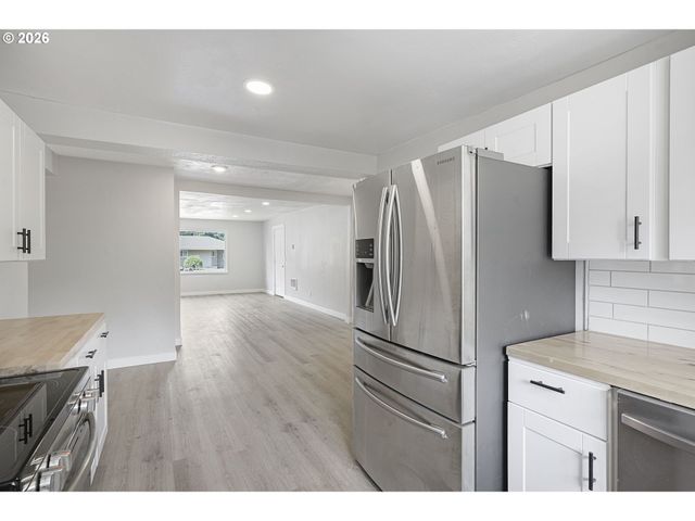 256 DOUGLAS St, Longview, WA 98632