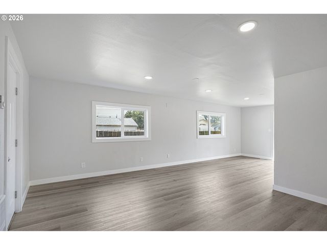 256 DOUGLAS St, Longview, WA 98632