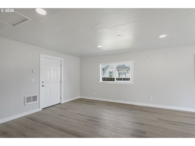 256 DOUGLAS St, Longview, WA 98632