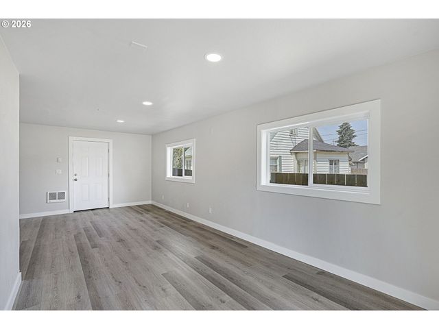 256 DOUGLAS St, Longview, WA 98632