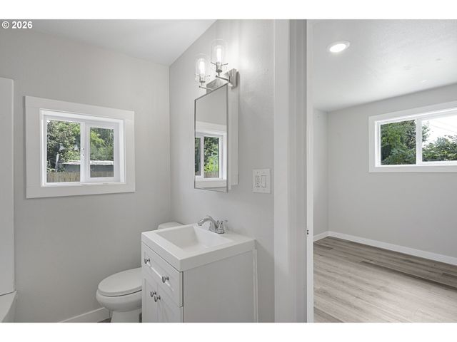 256 DOUGLAS St, Longview, WA 98632