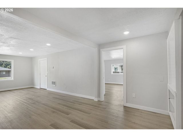 256 DOUGLAS St, Longview, WA 98632