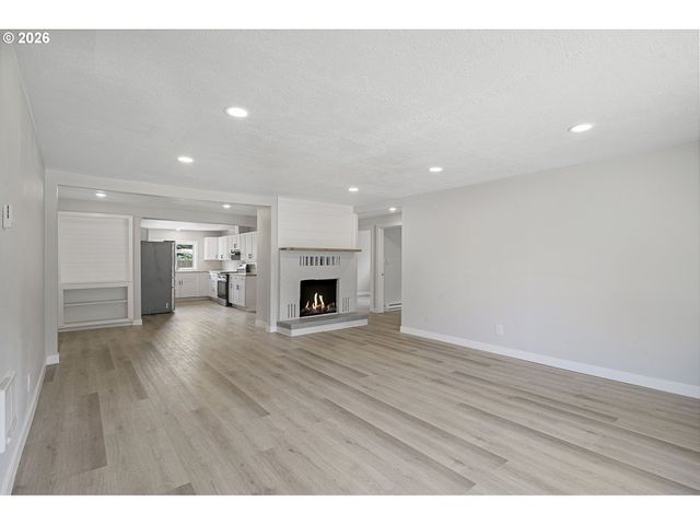 256 DOUGLAS St, Longview, WA 98632