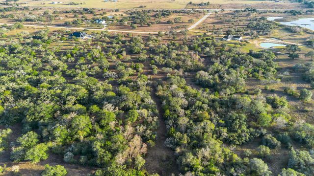 000 Pintail Ln, Columbus, TX 78934