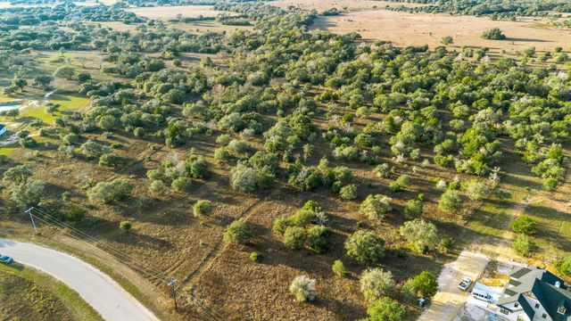 000 Pintail Ln, Columbus, TX 78934