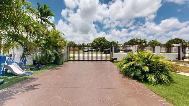 357 W 44th St, Hialeah, FL 33012