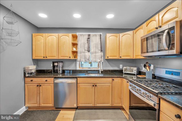 20 W LAUREL RD, Stratford, NJ 08084
