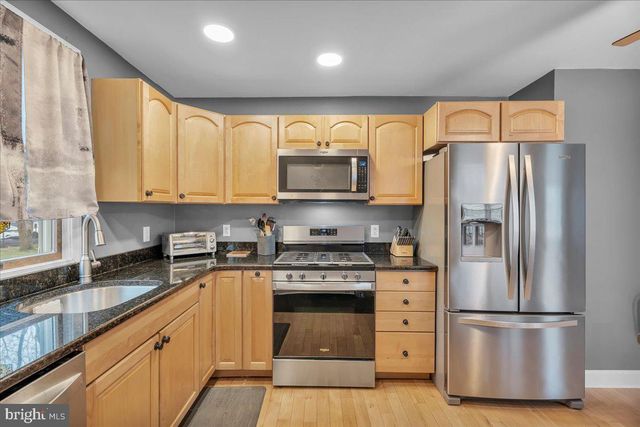 20 W LAUREL RD, Stratford, NJ 08084