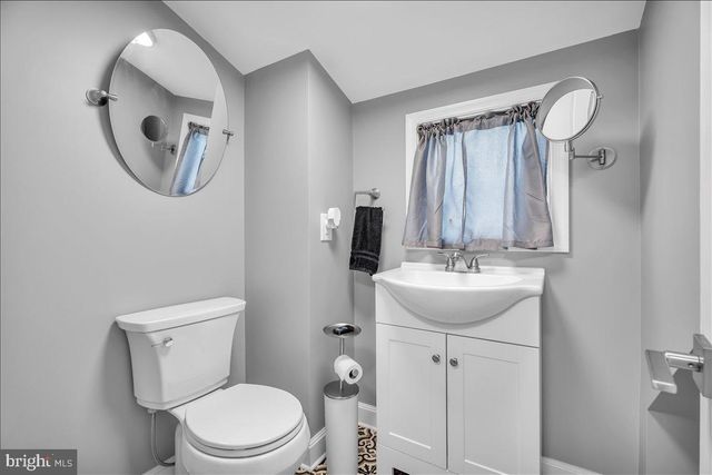 20 W LAUREL RD, Stratford, NJ 08084