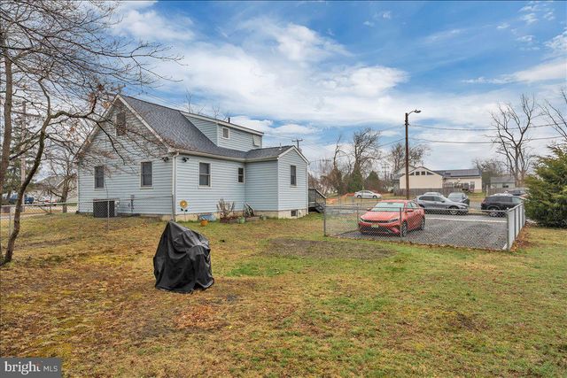 20 W LAUREL RD, Stratford, NJ 08084