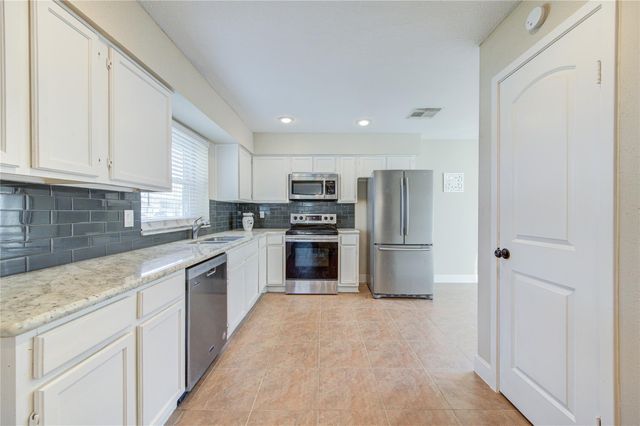 2122 Highland Hills Drive, Sugar Land, TX 77478