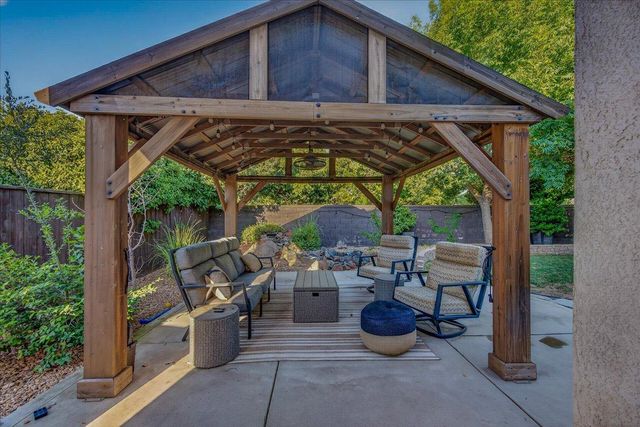 1943 N Douglas Avenue, Clovis, CA 93619