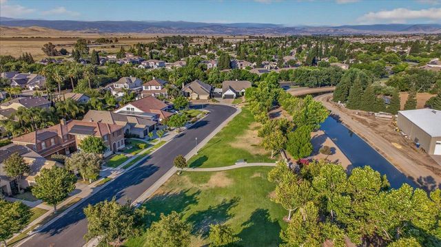 1943 N Douglas Avenue, Clovis, CA 93619