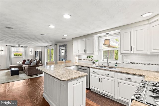 3126 SKYLIGHT DR E, York, PA 17402