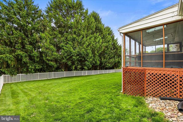 3126 SKYLIGHT DR E, York, PA 17402