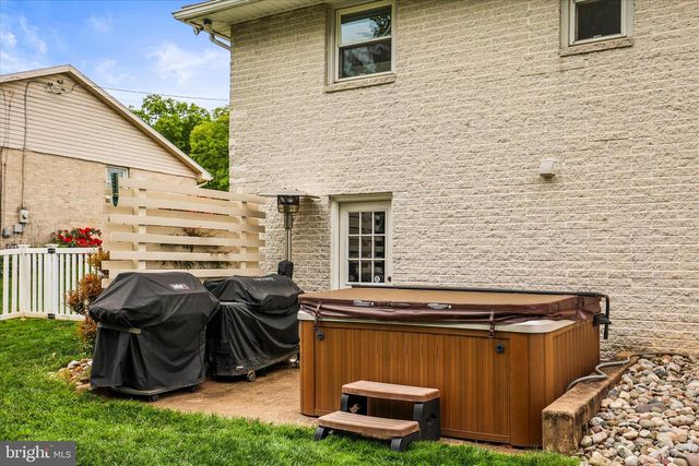 3126 SKYLIGHT DR E, York, PA 17402
