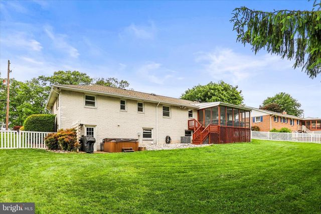3126 SKYLIGHT DR E, York, PA 17402