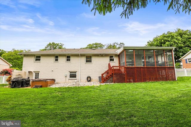 3126 SKYLIGHT DR E, York, PA 17402