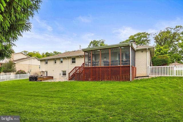 3126 SKYLIGHT DR E, York, PA 17402