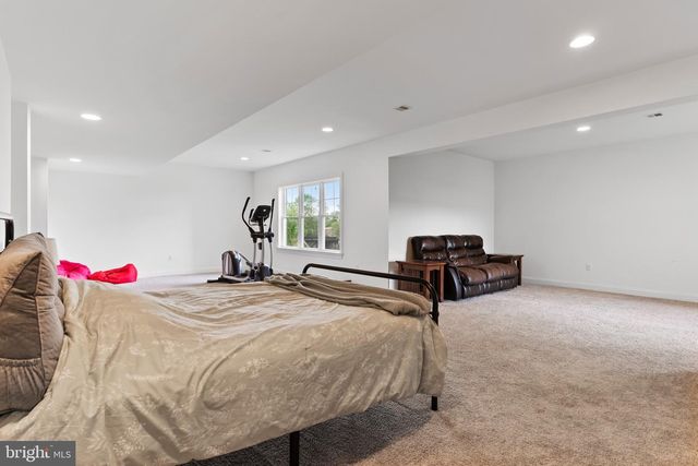 2058 N AUTUMN CHASE DR, Mechanicsburg, PA 17055