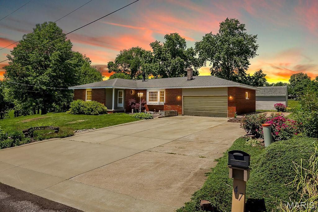 47 Eva Avenue, Cottage Hills, IL 62018