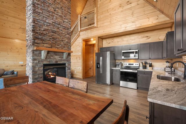 3321 Pine Peak Way, Sevierville, TN 37862