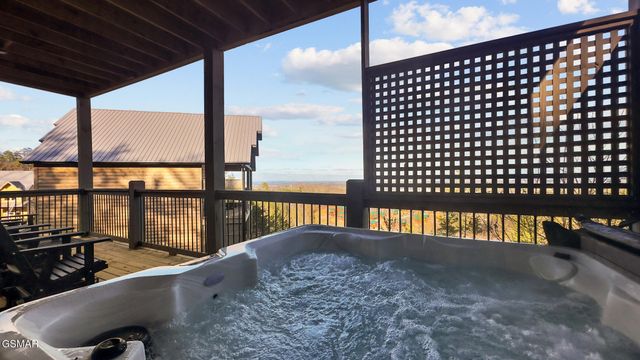 3321 Pine Peak Way, Sevierville, TN 37862