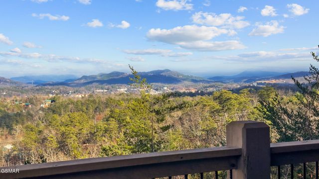 3321 Pine Peak Way, Sevierville, TN 37862