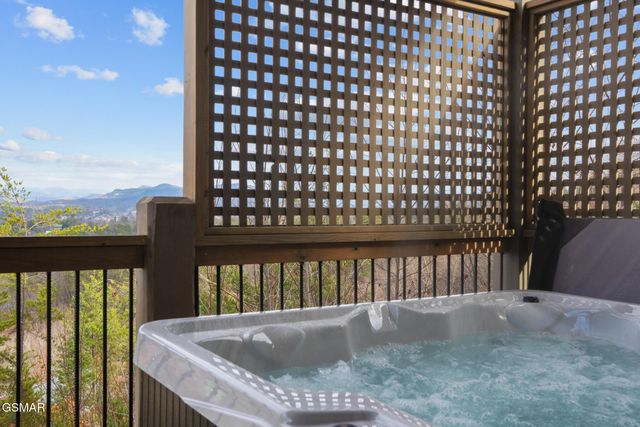 3321 Pine Peak Way, Sevierville, TN 37862