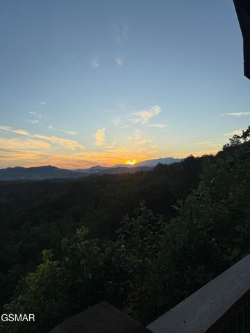 3321 Pine Peak Way, Sevierville, TN 37862