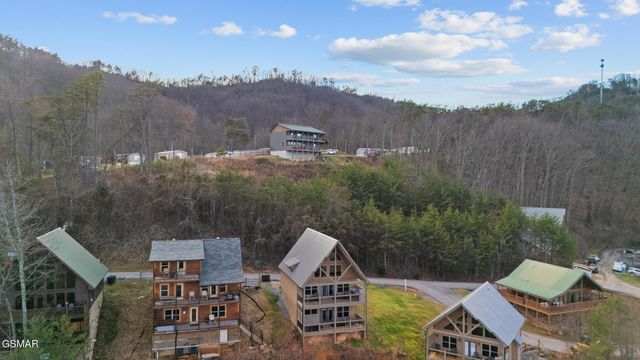 3321 Pine Peak Way, Sevierville, TN 37862