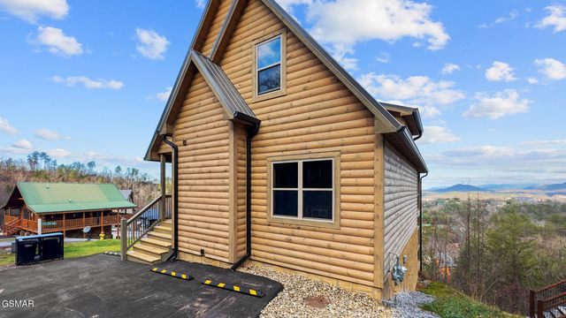 3321 Pine Peak Way, Sevierville, TN 37862