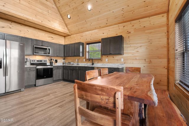 3321 Pine Peak Way, Sevierville, TN 37862