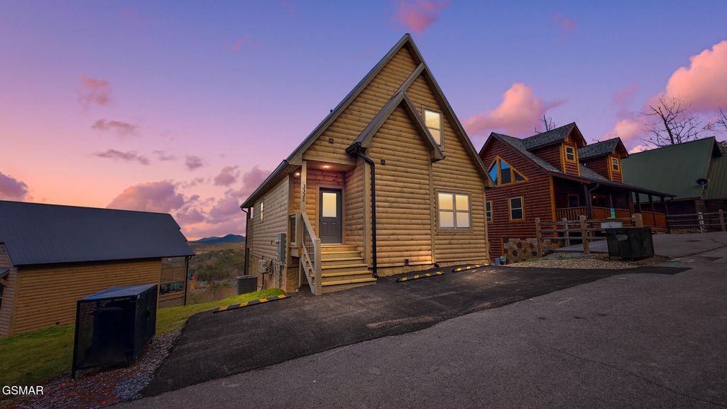 3321 Pine Peak Way, Sevierville, TN 37862