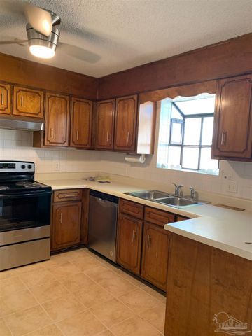 1012 Coronado Ct, Gulf Breeze, FL 32563