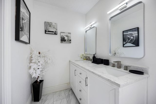 13 Queen Mary Court, Sugar Land, TX 77479