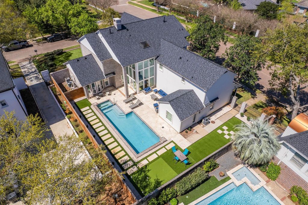 13 Queen Mary Court, Sugar Land, TX 77479