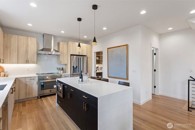 6743 Earl Avenue NW, Seattle, WA 98117