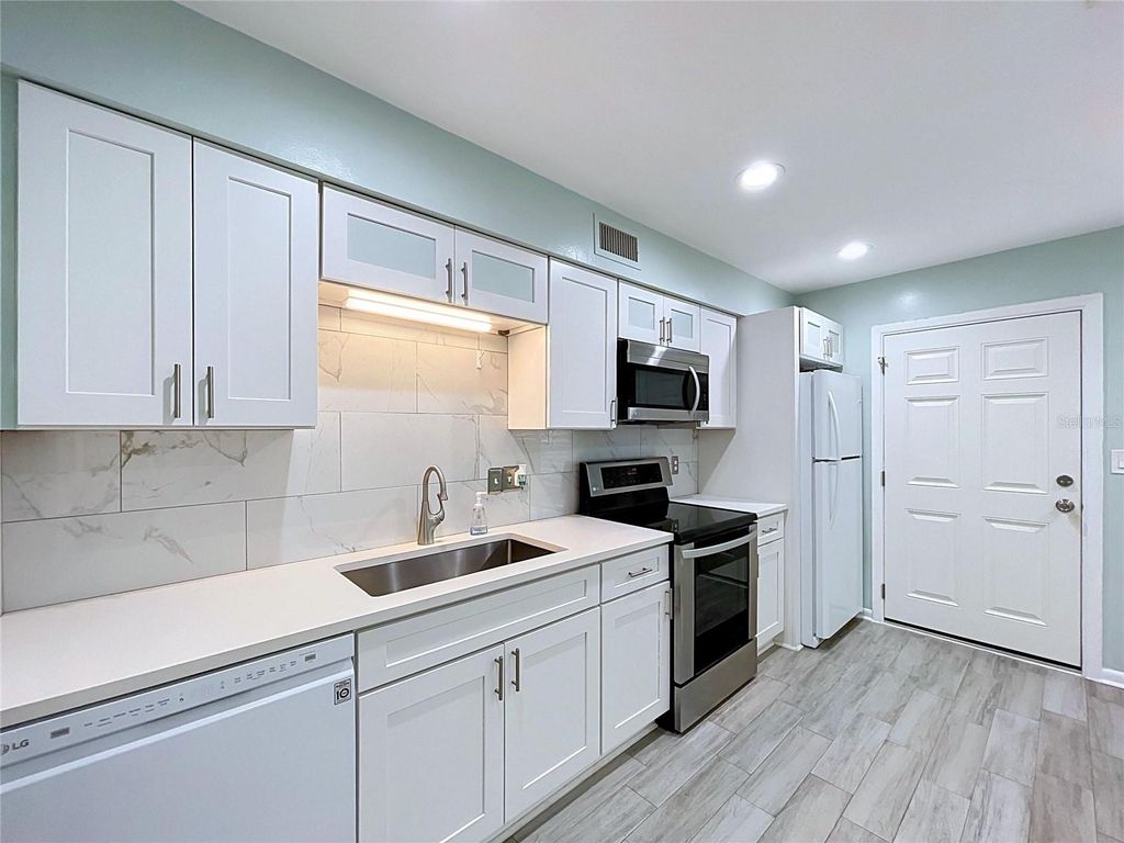 Image 5 of property listing at 4517 W LA VILLA LANE, Tampa, FL 33611