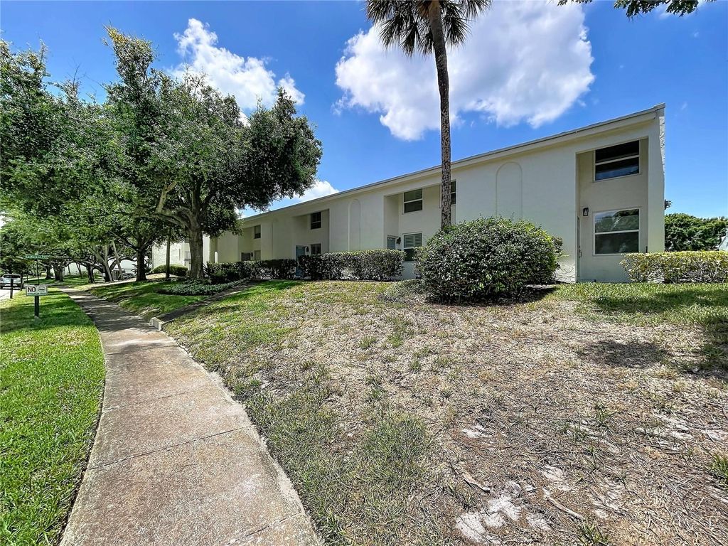 Image 43 of property listing at 4517 W LA VILLA LANE, Tampa, FL 33611