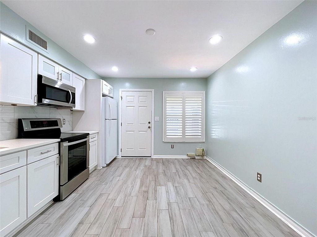 Image 6 of property listing at 4517 W LA VILLA LANE, Tampa, FL 33611