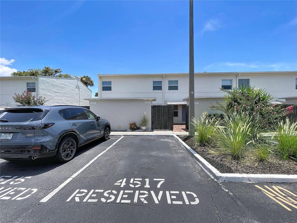 Image 51 of property listing at 4517 W LA VILLA LANE, Tampa, FL 33611