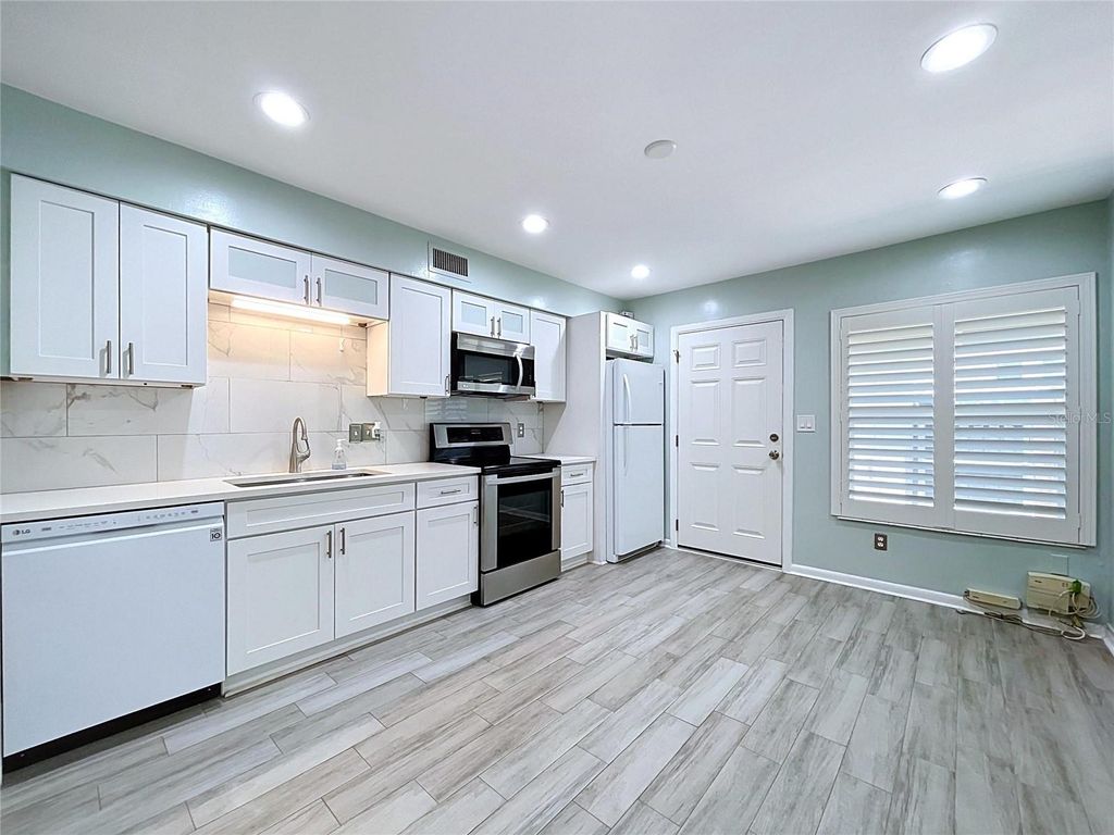 Image 7 of property listing at 4517 W LA VILLA LANE, Tampa, FL 33611