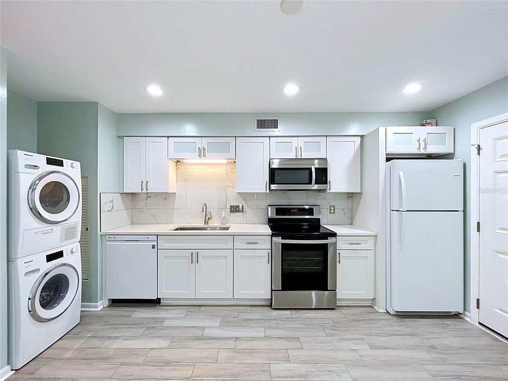 Image 8 of property listing at 4517 W LA VILLA LANE, Tampa, FL 33611