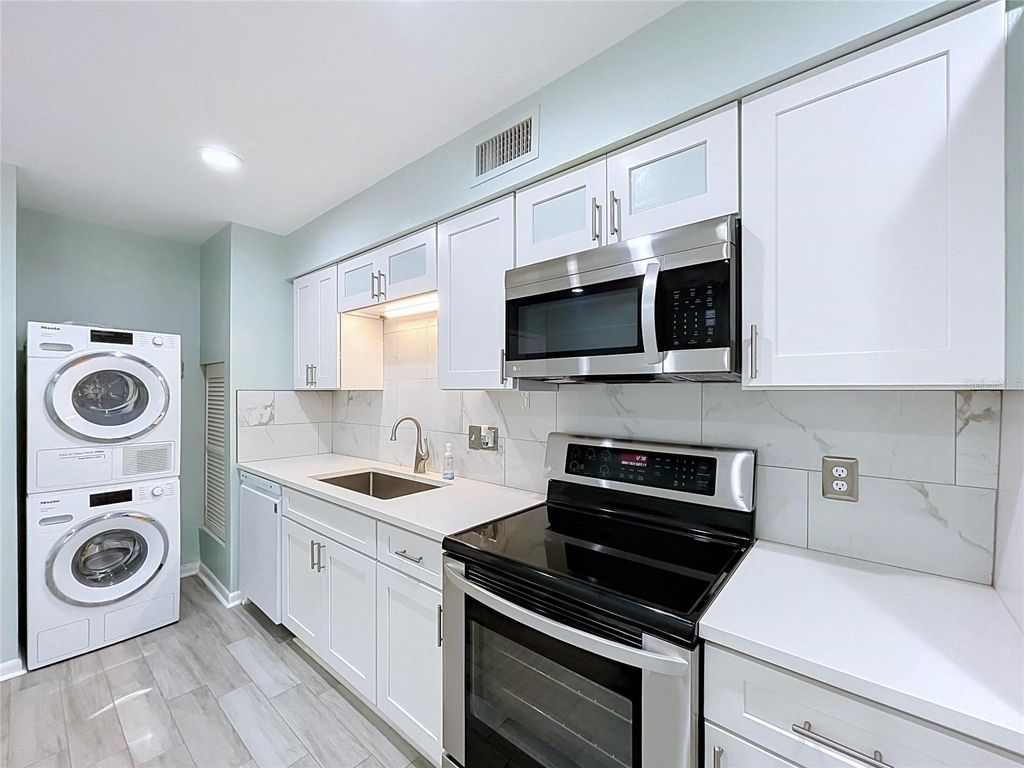 Image 9 of property listing at 4517 W LA VILLA LANE, Tampa, FL 33611
