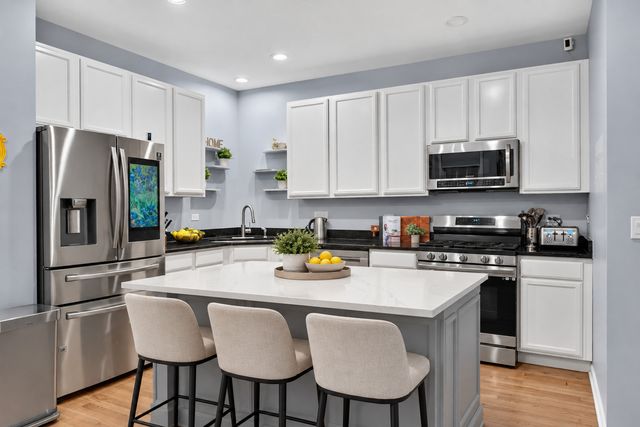 547 Bobby Ann Court, Roselle, IL 60172