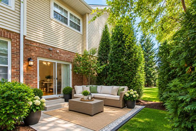 547 Bobby Ann Court, Roselle, IL 60172