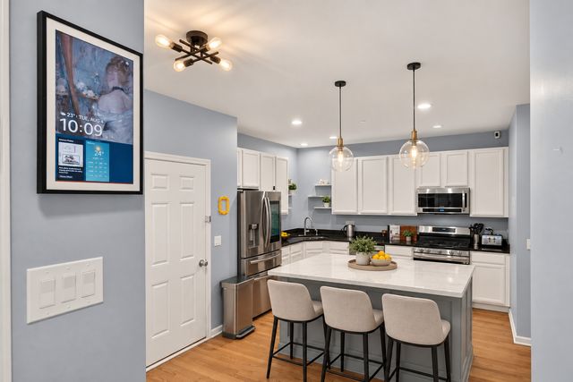 547 Bobby Ann Court, Roselle, IL 60172