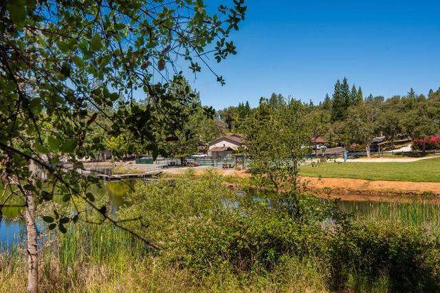 23290 E Shadow Dr, Auburn, CA 95602