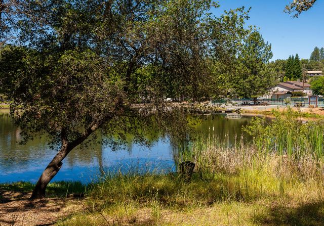 23290 E Shadow Dr, Auburn, CA 95602